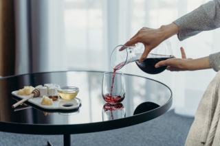 Carafer un vin : définition et décantation