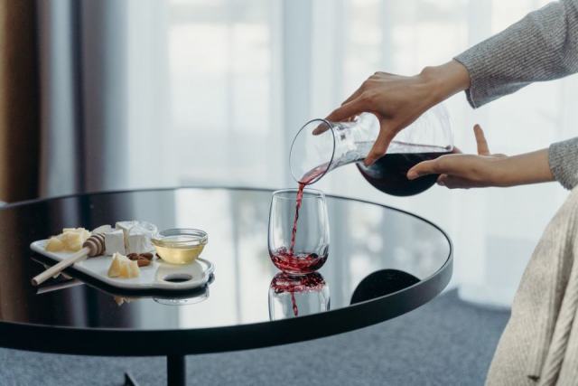 Carafer ou décanter : aérer un vin jeune, séparer un vin âgé de son dépôt Carafer ou décanter : aérer un vin jeune, séparer un vin âgé de son dépôt